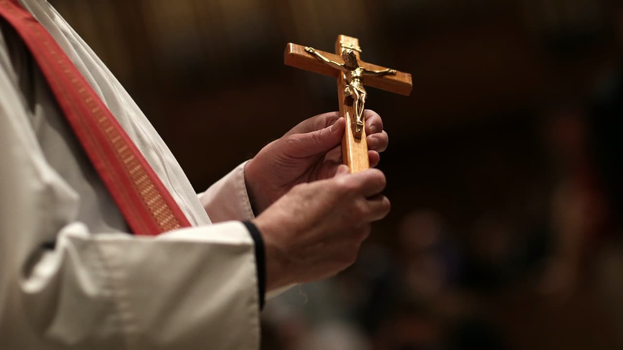 Casi 700 sacerdotes abusaron de menores en Illinois y la iglesia encubrió a la mayoría, denuncia la fiscalía