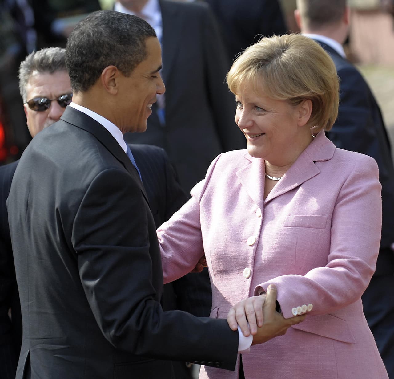 Durante años, Merkel ha ejercido como la presidenta de facto de Europa. La que llegaba en el último momento con una oferta para cerrar un trato sobre el cambio climático, la regulación bancaria o la inmigración. Aquí, los mandatarios se saludan al comienzo de la reunión de la OTAN en Baden-Baden, Alemania, 2009.