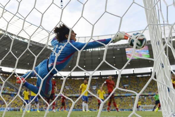 Ochoa brindó una estupenda actuación en Brasil, pero no ha resuelto su futuro como ya lo hicieron Claudio Bravo, David Ospina y Keylor Navas quienes ya ficharon con un equipo de categoría o están a punto de hacerlo.