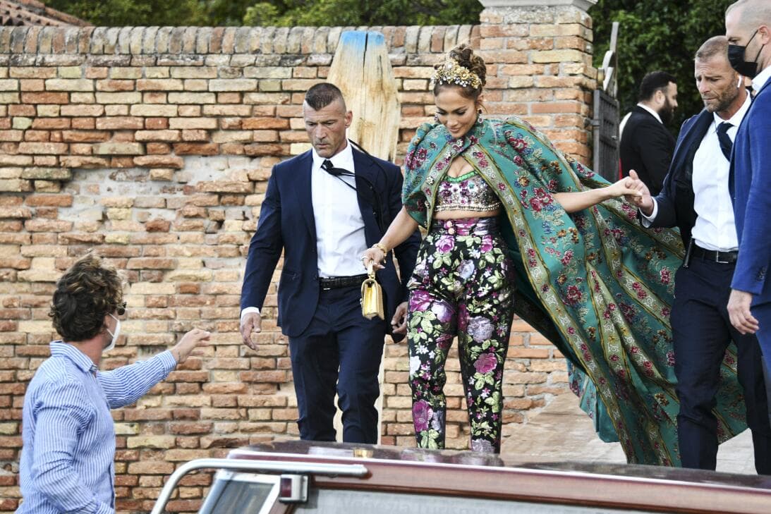El incidente con su 'outfit' ocurrió en Venecia, Italia, país en el que parece que la historia se ha repetido para JLo.
