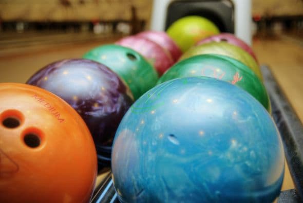Si la segunda falange de tus dedos queda sobre los hoyos, la bola te calzará correctamente, explica el sitio Go Bowling.