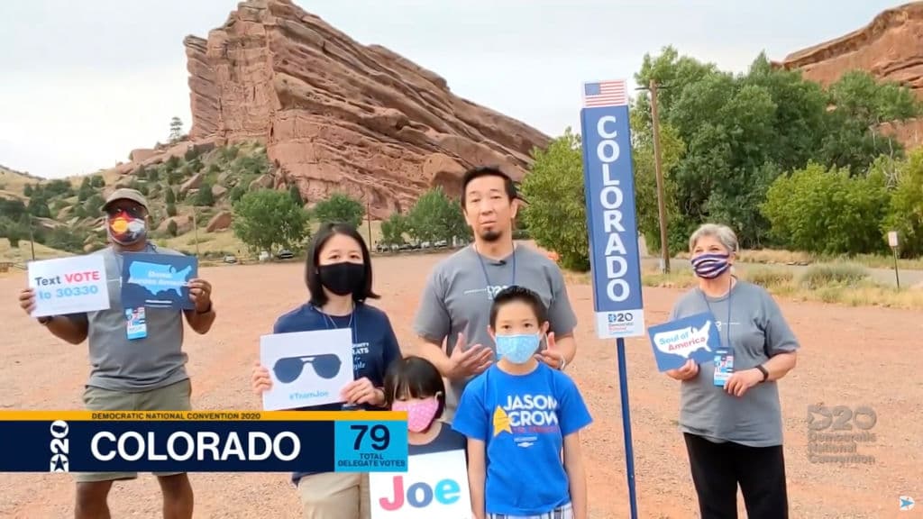 Howard Chou, activista pro-inmigrantes, y delegados de Colorado respaldaron a Joe Biden durante el proceso de votación, que conectó a 50 estados y 7 territorios de forma online.