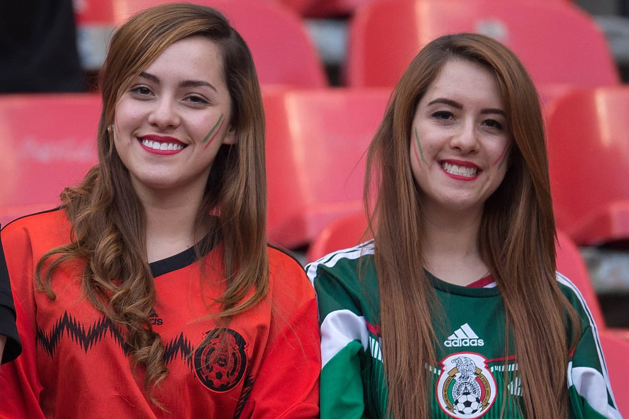 Aficionados de México y Honduras se dieron cita en el Estadio Azteca para apoyar a su selección. Gorros, penachos, sombreros y maquillaje fue sólo una parte del folclor.