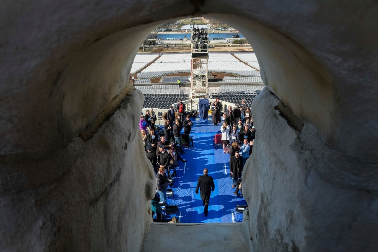 Toma desde el Capitolio de la tarima donde juramentará Donald Trump como presidente de Estados Unidos. El sargento mayor Greg Lowery, quien hizo de doble de Trump durante los ensayos, camina hacia el podio.