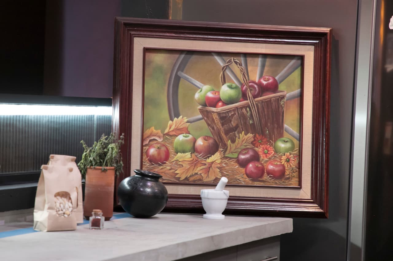 La estación de los Toledo estuvo decorada con una pequeña planta y un florero de barro negro.