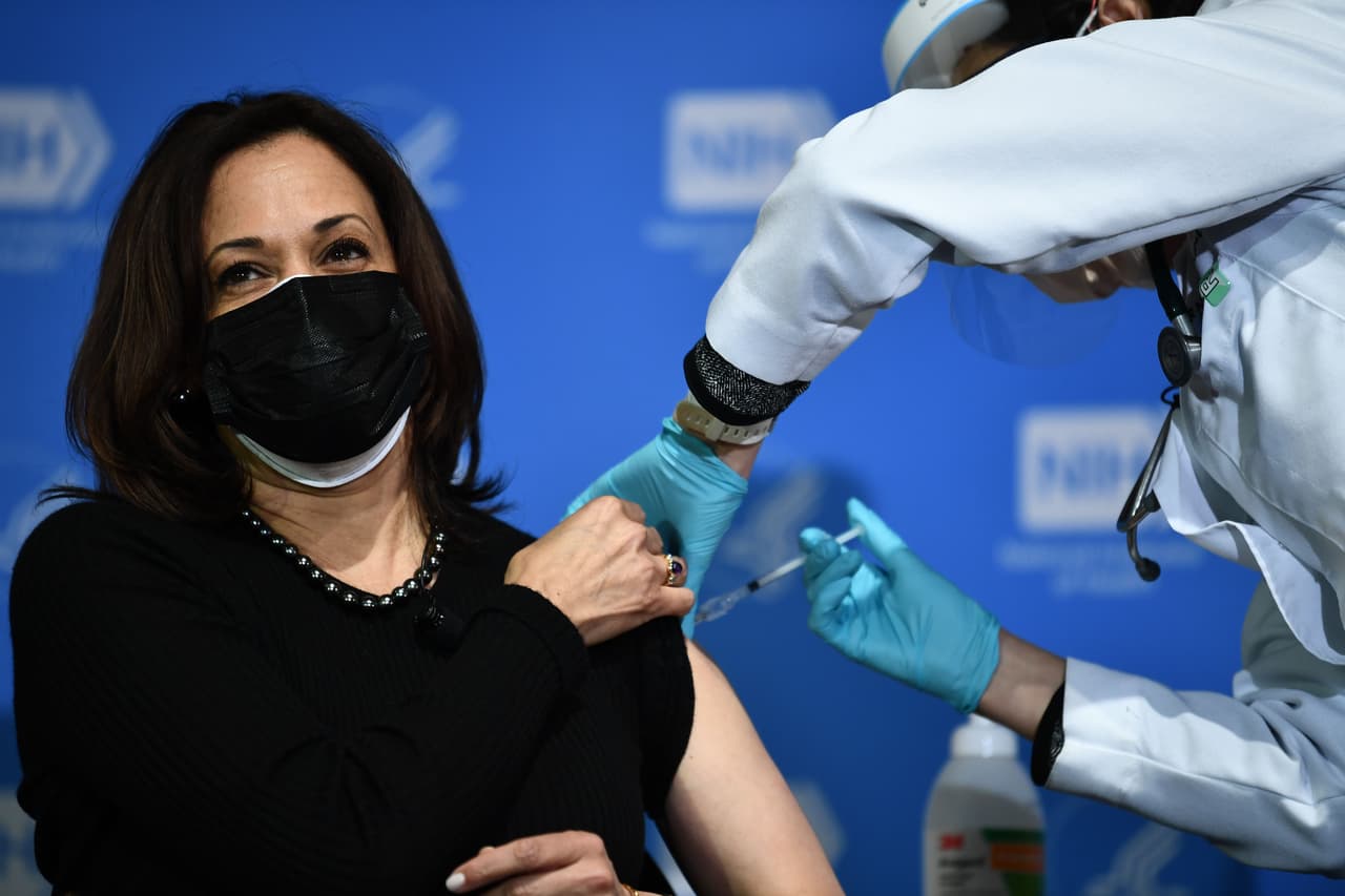 La vicepresidenta de EEUU, Kamala Harris, recibe su segunda dosis de la vacuna Moderna.