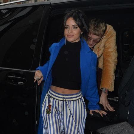 Destacó 
<b><a href="https://www.businessinsider.my/camila-cabello-apologizes-for-racist-posts-on-resurfaced-tumblr-2019-12/">Business Insider</a></b> que Camila Cabello también se burló de la agresión física que sufrió
<b> <a href="https://www.univision.com/musica/rihanna-hablo-de-la-golpiza-que-le-dio-chris-brown-fotos">Rihanna</a></b> en 2009, por parte de su entonces 
<b>novio Chris Brown</b>.