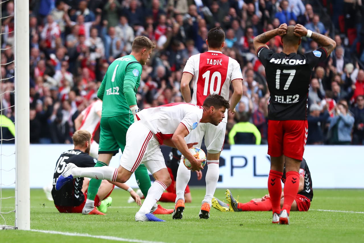 El tanto de Huntelaar sirvió para que Ajax manejara el partido durante el primer tiempo con mayor calma en la búsqueda del triunfo.