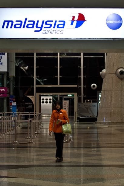 Familiares de los pasajeros del Malaysia Airlines vuelo MH17 lloran ante la tragedia.