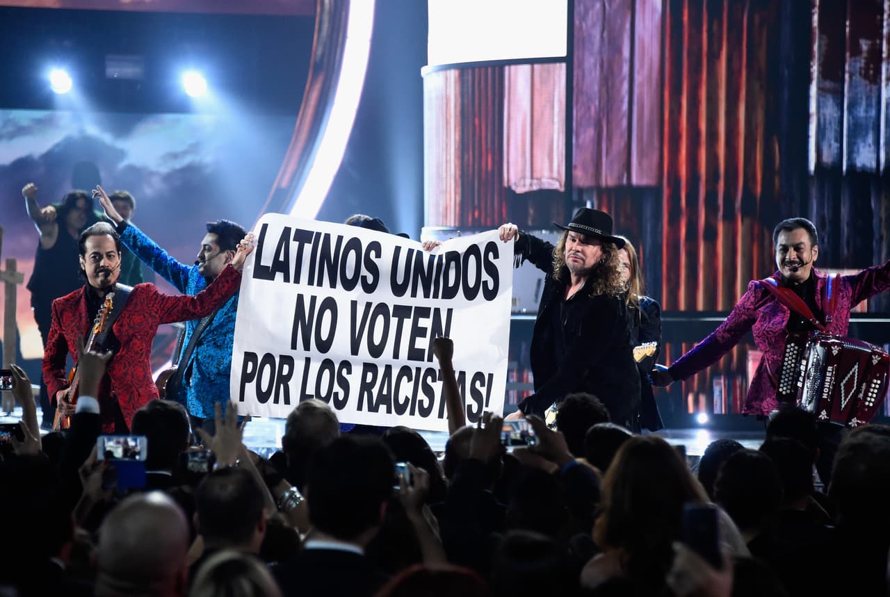 En los Latin GRAMMY del 2015, 
<b>Maná</b> cantó junto a 
<b>Los Tigres del Norte</b> y en conjunto pasaron un mensaje fuerte para la comunidad latina en contra de los racistas, durante épocas electorales.