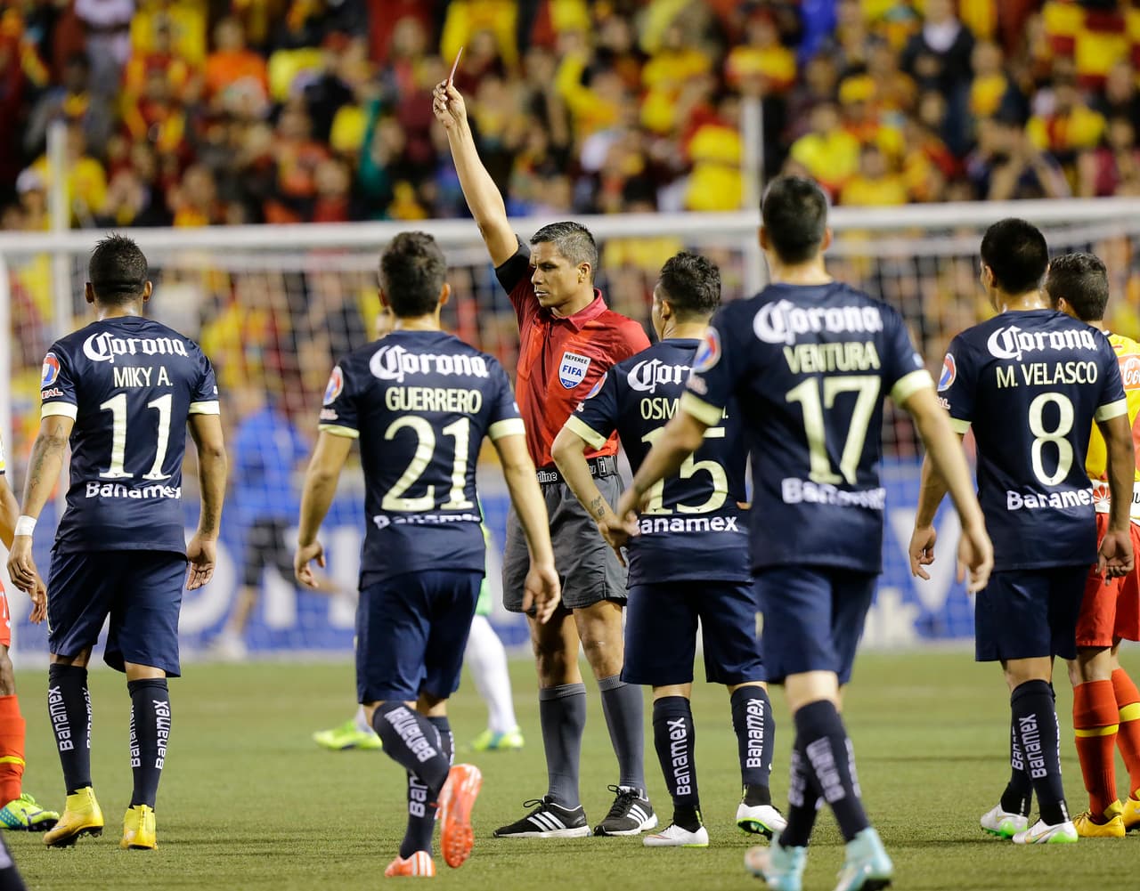 Pitti tiene además una buena condición física que le permite estar cerca de las jugadas, lo que también le ayuda a ejercer control cercano.