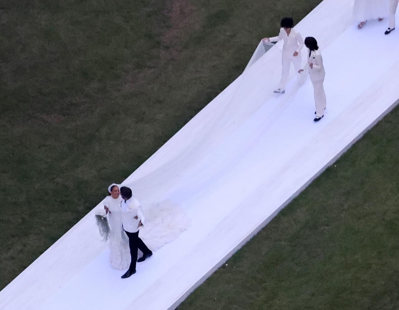 Affleck se ajustó al atuendo de la novia con una chaqueta de esmoquin blanca con pantalones negros y un corbatín clásico.
<br>