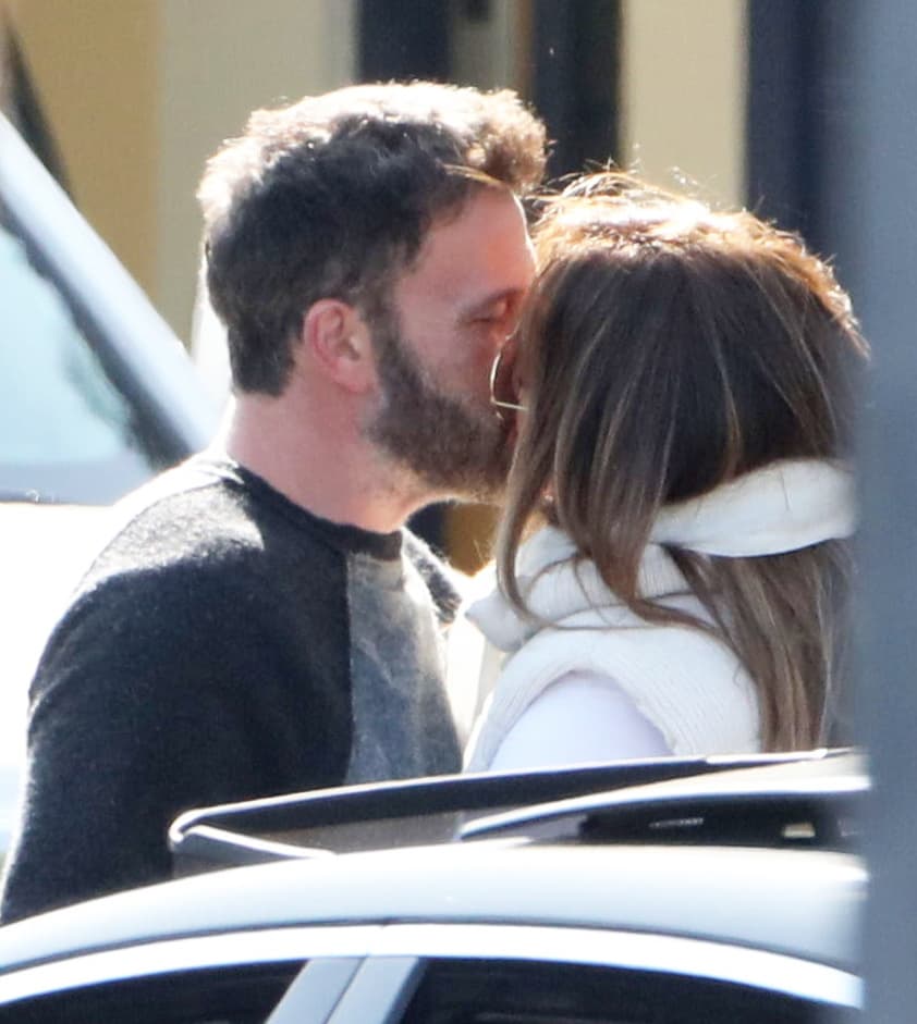 Tres días antes de que las dos Jennifer coincidieran el domingo 1 de mayo, 'La Diva del Bronx' y Ben Affleck fueron captados dándose apasionados besos mientras esperaban que sus hijas Emme y Seraphina salieran de la escuela. 
<br>