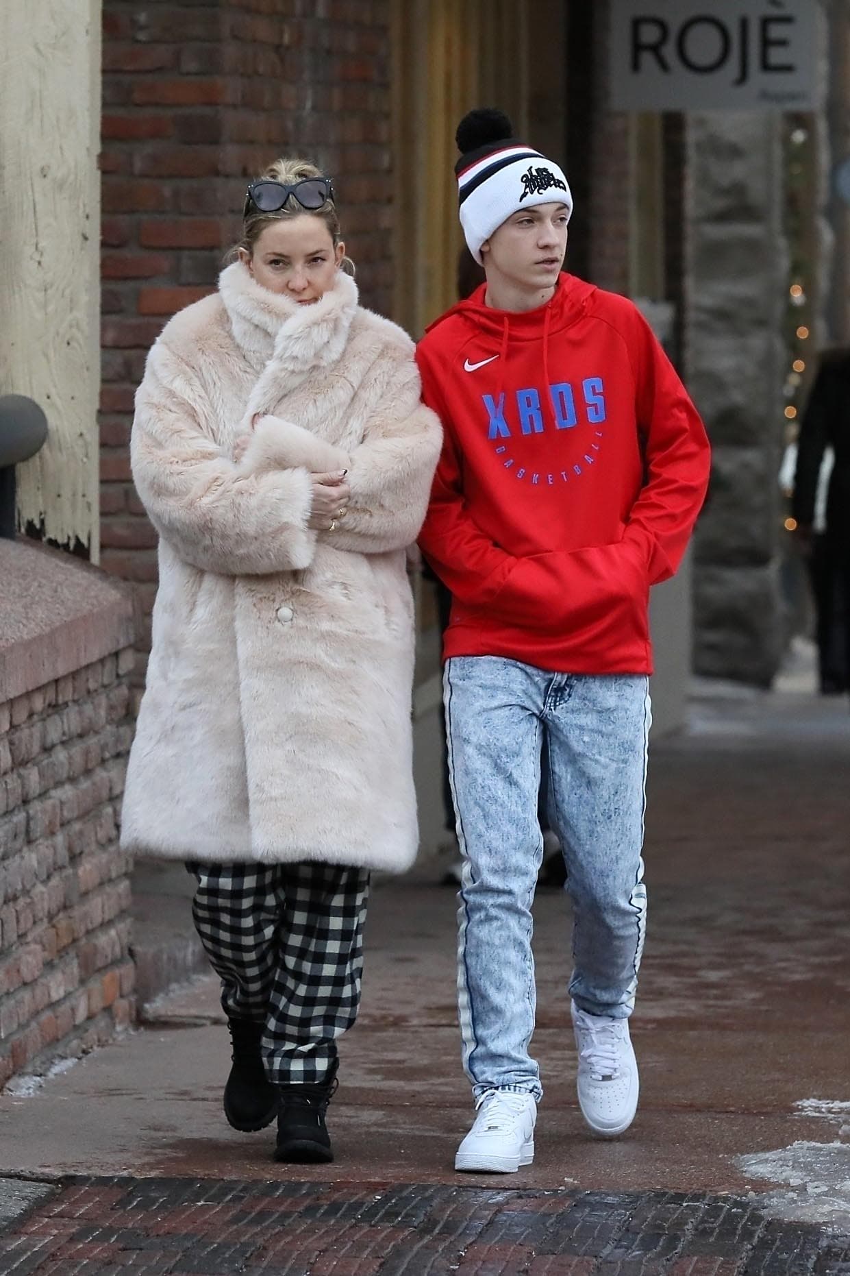 La actriz ganadora del Oscar, 
<b>Kate Hudson</b>, y su hijo mayor, Ryder Robinson, dejaron los esquís para ir de compras navideñas en Aspen, Colorado.
