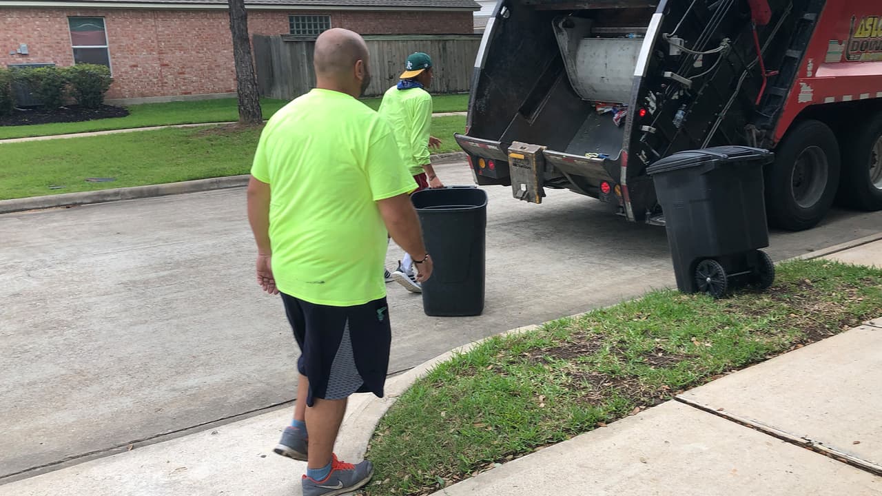 “Al terminar mi trabajo me voy a la casa y veo mucha gente que no tiene necesidad de estar en la calle”, señala.