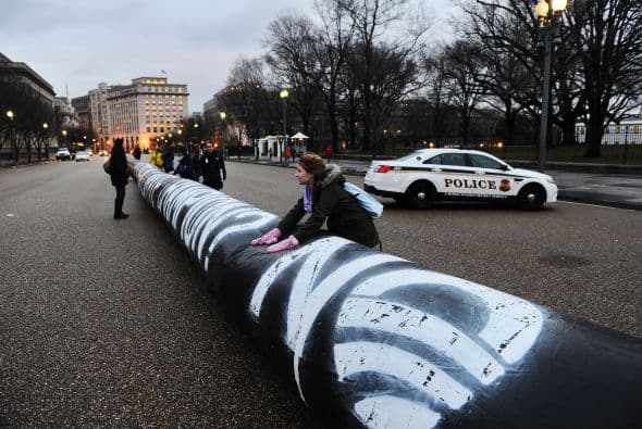 Activistas pusieron un globo en forma de pipa frente a la Casa Blanca para protestar la construcción de un oleoducto de Canadá a las refinerías del Golfo.