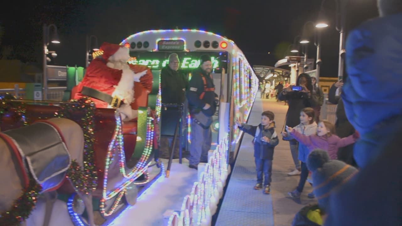 La Autoridad de Tránsito de Chicago (CTA) anunció las fechas, líneas y rutas para el tren y autobús de Navidad en 2022. Los recorridos comienzan este 25 de noviembre y se mantienen hasta finales de diciembre. 
<a href="https://www.univision.com/local/chicago-wgbo/tren-autobus-navidad-chicago-cta-horarios-2022" target="_blank">En este artículo encuentras toda la información. </a>.