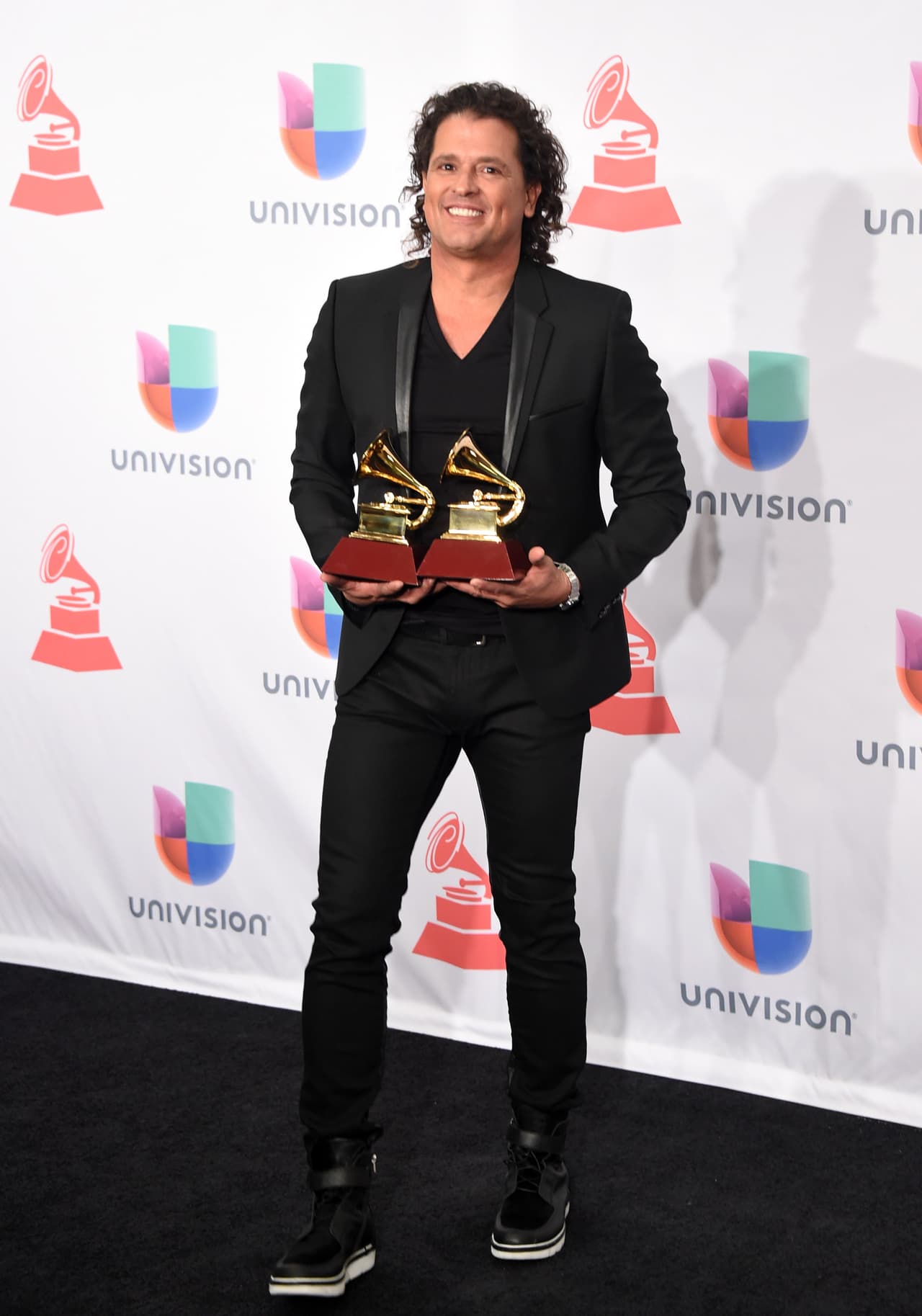Carlos Vives siempre ha mantenido el look del cabello largo y rebelde, aunque últimamente lo hemos visto un poco más corto.