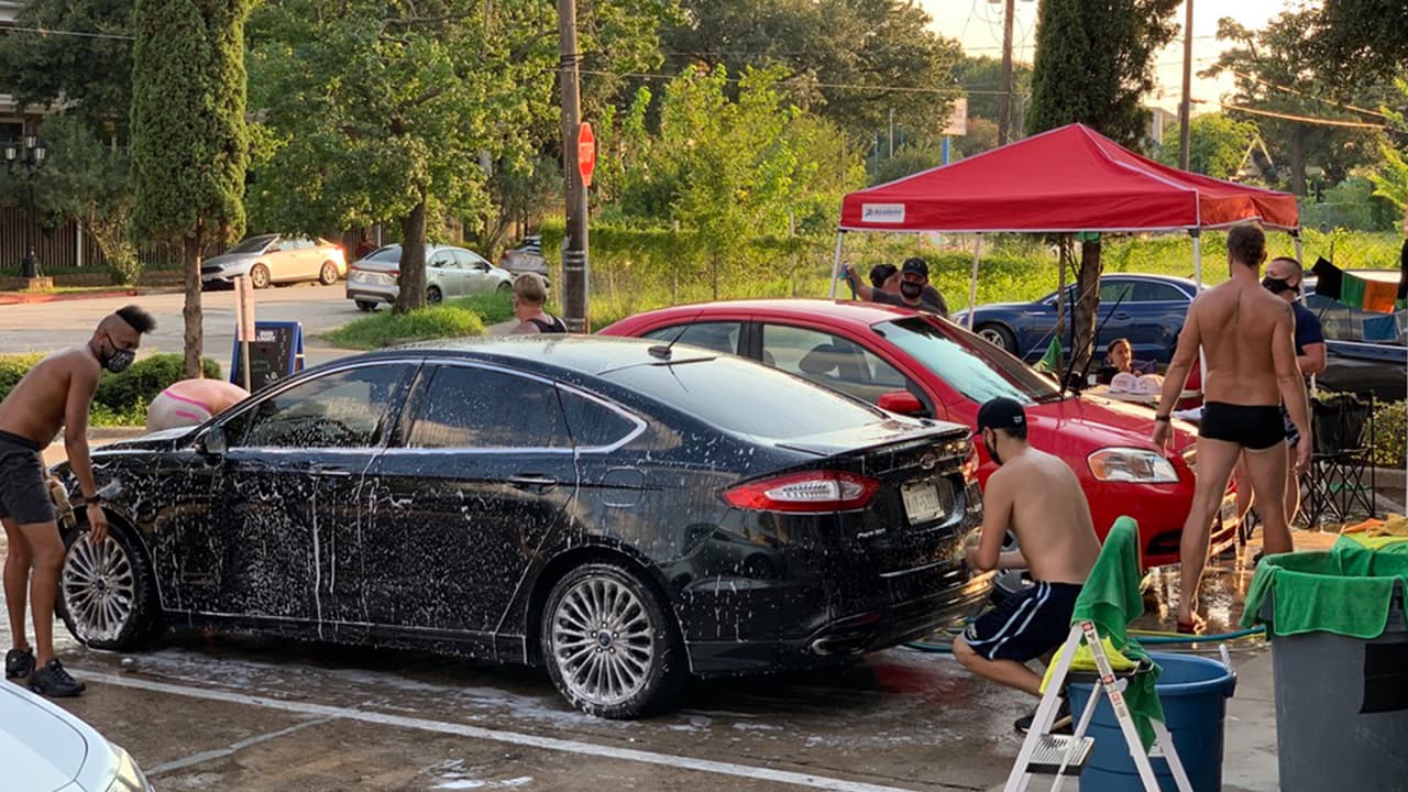 Bajo el quemante sol, un grupo de bartenders de Houston se armaron con trapos, jabón y agua para reunir un poco de dinero que les ayude a sobrevivir luego de quedarse sin trabajo por el coronavirus mientras los bares siguen cerrados.