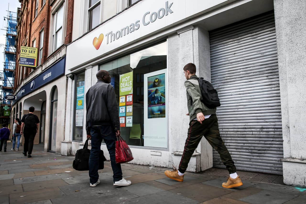 La Autoridad de Aviación Civil del Reino Unido indicó que ha empezado a contactar con los hoteles donde están los clientes de Thomas Cook para informarles de que el coste de su alojamiento será asumido por el Gobierno. "Todas las reservas de Thomas Cook, incluidos los vuelos y vacaciones, han sido cancelados", agregó la CAA.