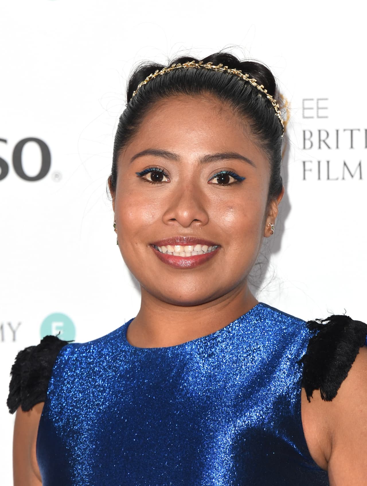 Las elecciones de Yalitza, aventuradas en ocasiones, no intentan pasar desapercibidas ni están marcadas por una falsa discreción. En el proceso de búsqueda de su estilo de la mano de su
<a href="https://www.univision.com/entretenimiento/la-mujer-detras-del-polemico-traje-de-yalitza-aparicio-tambien-ha-vestido-a-kate-hudson-y-es-poderosa-fotos">stylist Sophie Lopez</a>, Yalitza ha seleccionado piezas de colores poderosos, telas llamativas y cortes arriesgados.