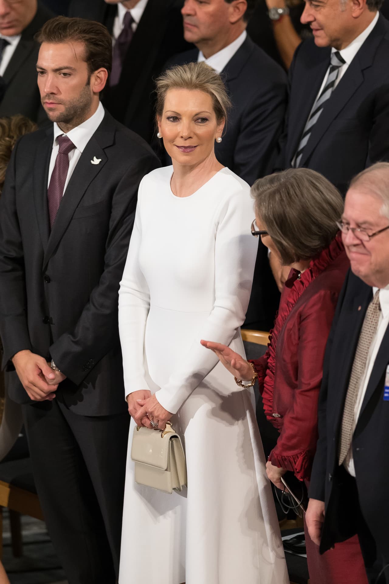 Un vestido blanco memorable, que fue celebrado por la crítica, fue el que usó la primera dama colombiana, María Clemencia Rodríguez, para la ceremonia en la que su esposo recibió el Premio Nobel de Paz. 
<b>Diseñado por el colombiano Estaban Cortázar</b>, quien en otro tiempo fuera director de Ungaro, el vestido tenía un símbolo de la paz bordado en perlas en la espalda.