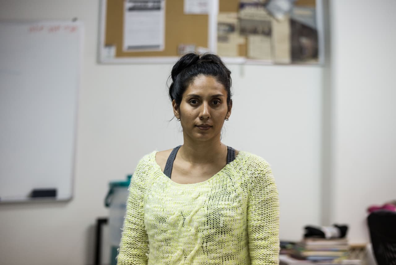 Ixzel Solano, de 36 años, reinició su vida en Tijuana. Allí es voluntaria en una organización de apoyo a inmigrantes y se gana la vida sacando cejas con hilo.