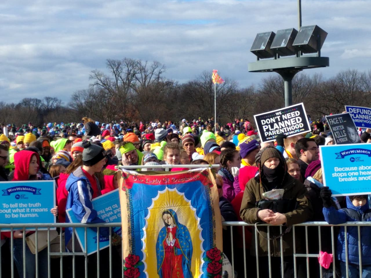 Miles de personas esperan para pasar por el control de seguridad y entrar al mitin en Washington donde habló este viernes el vicepresidente, Mike Pence.