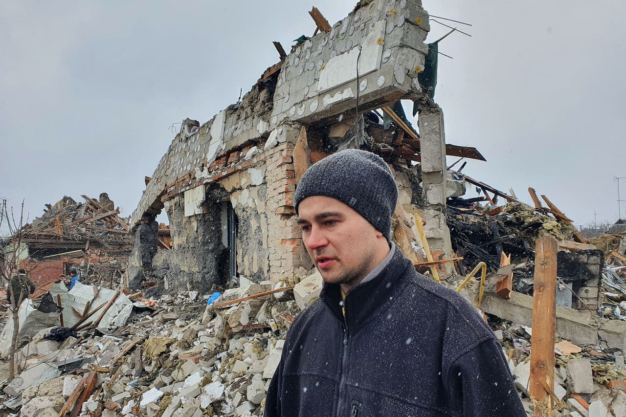 El ingeniero Oleg Rubak perdió a su esposa de 29 años en un bombardeo sobre su residencia en Zhytomyr, el 1 de marzo. Este ataque ruso destruyó 10 casas, mató al menos a 3 personas e hirió a casi 20 en esta ciudad del noroeste de Ucrania, según las autoridades locales.