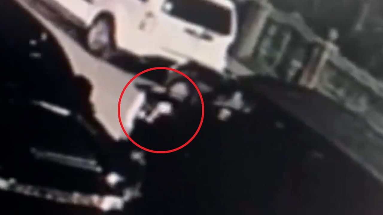 Policía busca a hombre que disparó contra automóviles estacionados en Queens 