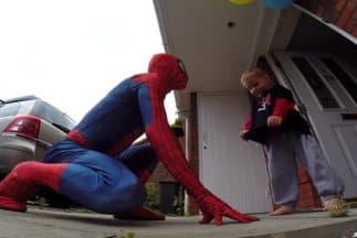 El "Padre Araña" sorprende a su hijo con cáncer terminal