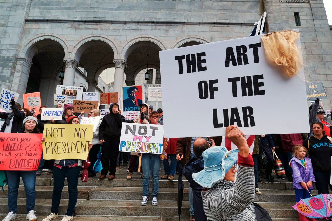 "El arte de la mentira" durante la protesta contra el presidente Trump.