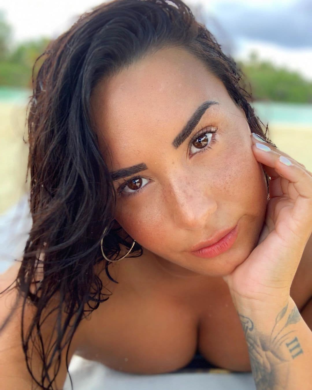 El 24 de julio de 2018 Demi Lovato fue trasladada de emergencia a un hospital de Los Ángeles debido a una sobredosis. Luego, ingresó a un centro de rehabilitación para tratar sus 
<b><a href="https://www.univision.com/noticias/drogas-y-adicciones/lo-que-la-recaida-de-demi-lovato-puede-ensenarnos-acerca-de-las-adicciones-esta-enfermedad-no-es-algo-que-desaparece">problemas de adicción</a></b>.
