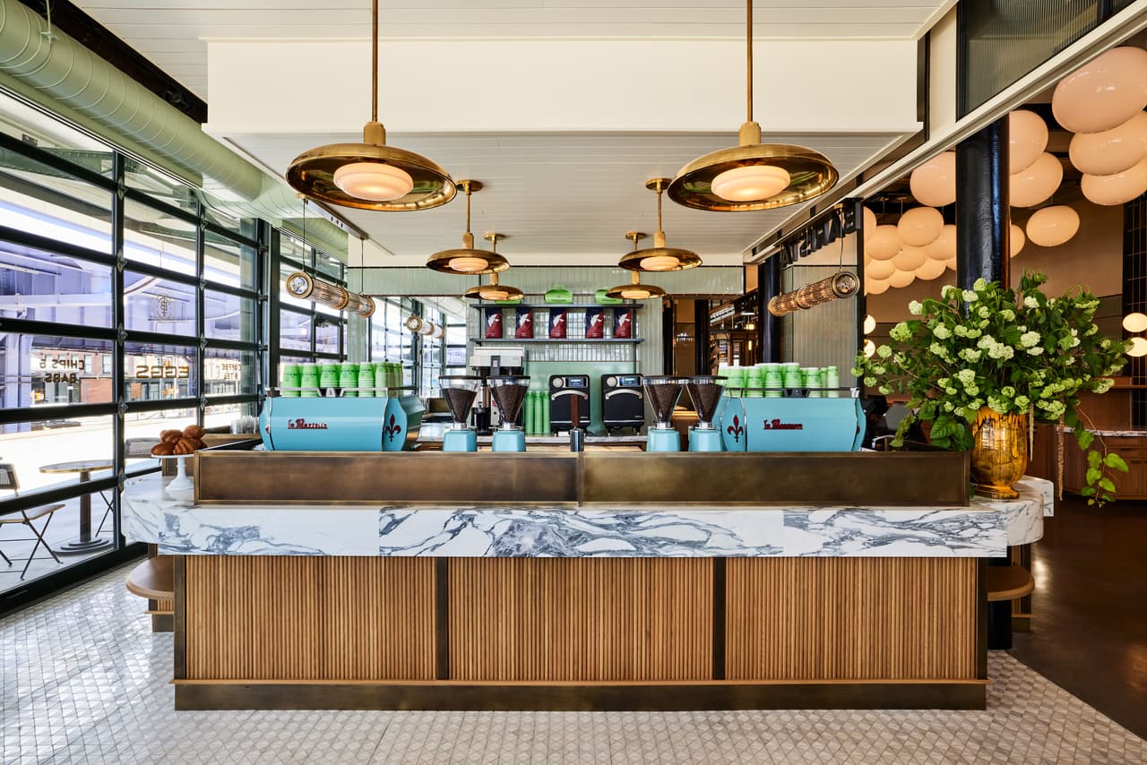 El chef, que 
<b>tiene casi 50 restaurantes en todo el mundo</b>, combina en este food hall, locales de comida informal, para que trabajadores de la zona puedan comprar un bocadillo rápido y seguir con su rutina, con bares donde sirven los más selectos cócteles, champán y caviar.