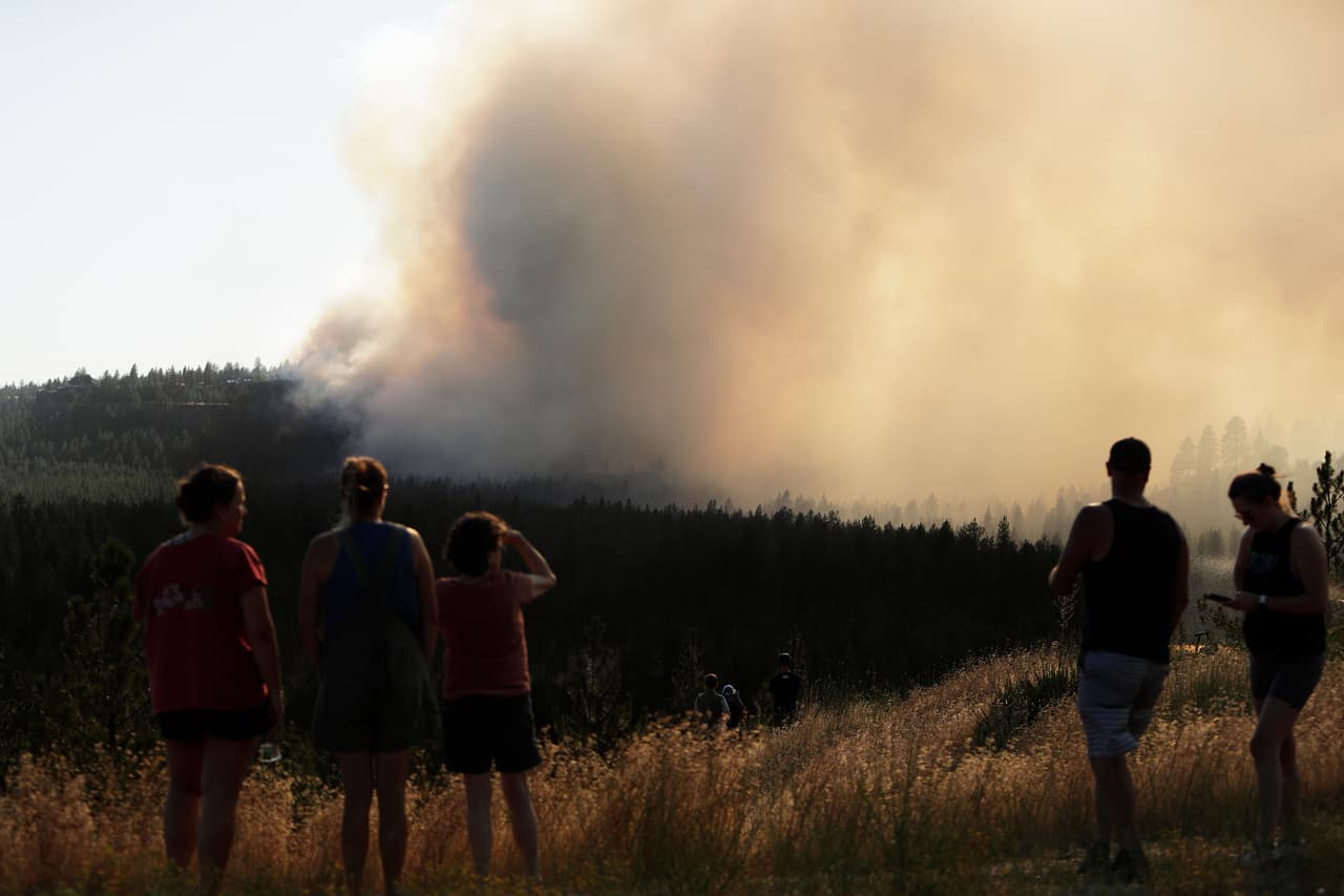Cuadrillas que usaban topadoras y helicópteros continuaron por décimo día combatiendo un incendio que ha quemado casi unos 1.360 kilómetros cuadrados (525 millas cuadradas) de pastizales en el oeste de Idaho y el este de Oregon.