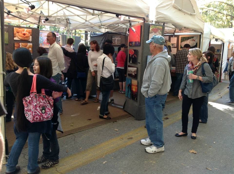 <b>Evento</b>: Chastain Park Fall Arts Festival
<br>
<b>Fecha</b>: 5 de noviembre
<br>
<b>Lugar</b>: 4469 Stella Dr NW. Atlanta, GA. 30342
<br>
<b>Sitio web</b>: 
<a href="http://chastainparkartsfestival.com/">http://chastainparkartsfestival.com/</a> 
<br>
<br>El Festival de las Artes de Chastain Park es un evento al aire libre con énfasis en las artes visuales en el que participan aproximadamente 175 artistas y artesanos. Los visitantes disfrutarán de bellas artes y artesanías, un área para niños, venta de alimentos y bebidas locales, incluidos camiones de comida gourmet. Músicos acústicos locales animarán el ambiente.