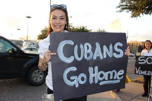 A cantos y gritos pidieron paz y libertad en la calle Westheimer, una de las más transitadas de Houston. 