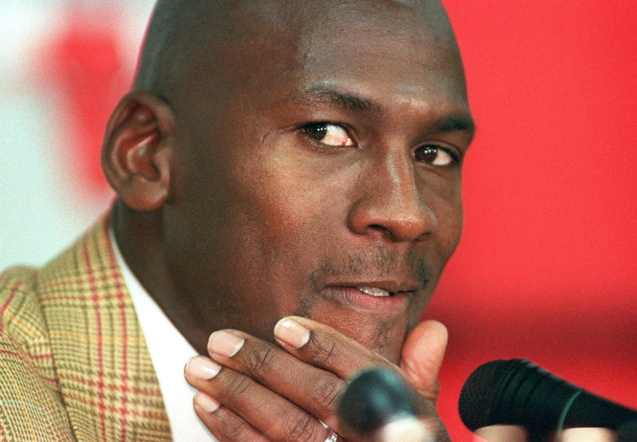 Tyson, pasado de copas, le reclamó a Jordan por haber salido con su todavía entonces esposa; fue todo un circo esa noche, pues el boxeador realmente quería romperle la cara al basquetbolista.