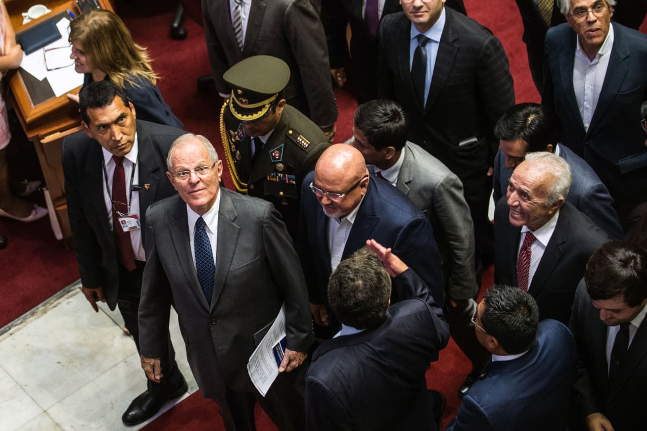 <b>Diciembre 2017.</b> El Congreso peruano aprueba el proceso de vacancia contra Kuczynski por "incapacidad moral permanente". El presidente Kuczynski supera el pedido de destitución en el Congreso gracias a la abstención de 10 legisladores fujimoristas del partido Fuerza Popular.