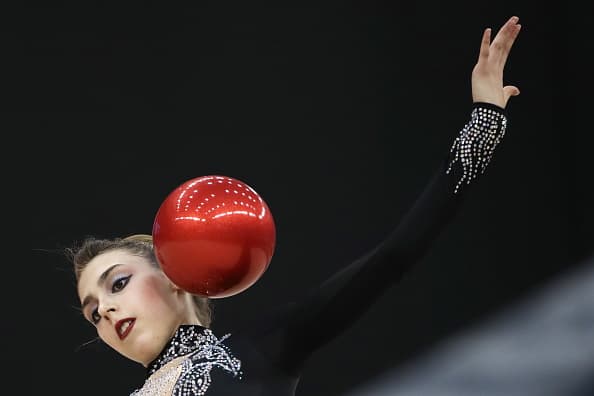 BAKU, AZERBAIJAN - SEPTEMBER 17, 2019. La atleta Aleksandra Sklioutovskaya-Lopez de Puerto Rico presenta una rutina con balón en un evento calificatorio individual en el 37mo Campeonato Mundial de Gimnasia Rítmica.