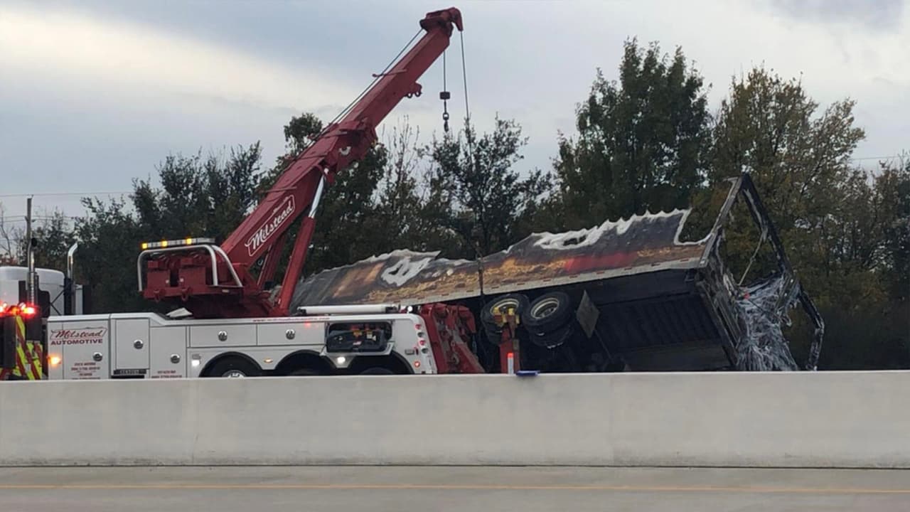 El primer siniestro ocurrió cuando un conductor tuvo un accidente en su camión de carga al norte de 
<a href="https://www.univision.com/local/houston-kxln/">Houston. El hombre perdió la vida tras incendiarse el vehículo.</a>