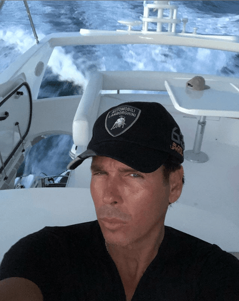 Por ejemplo, un episodio reciente fue cuando generó revuelo en redes sociales al mostrar, en mayo de este 2019, dos fotografías de la biblioteca de su casa de Cancún, en México.