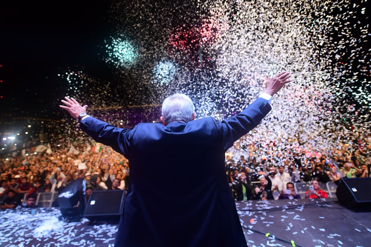 "Llamo a todos los mexicanos a la reconciliación y a poner por encima de los intereses personales, por legítimos que sean, el interés superior", agregó el mandatario electo.
