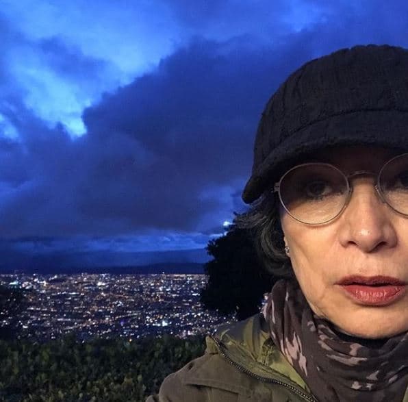 Aunque estas primeras declaraciones llevaron a la primera actriz a ser señalada como "envidiosa". Pero durante su visita al programa 'La Saga' de Adela Micha el pasado 24 de enero, Spíndola puntualizó: "Debo confesar que antes de que se soltara todo este desastre [...] cuando dijeron las nominaciones estaba yo solita en mi casa y de verdad me emocioné".