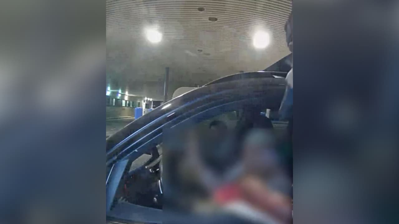 Un sujeto se acercó y con pistola en mano, le exigió a las víctimas que le entregaran el dinero.