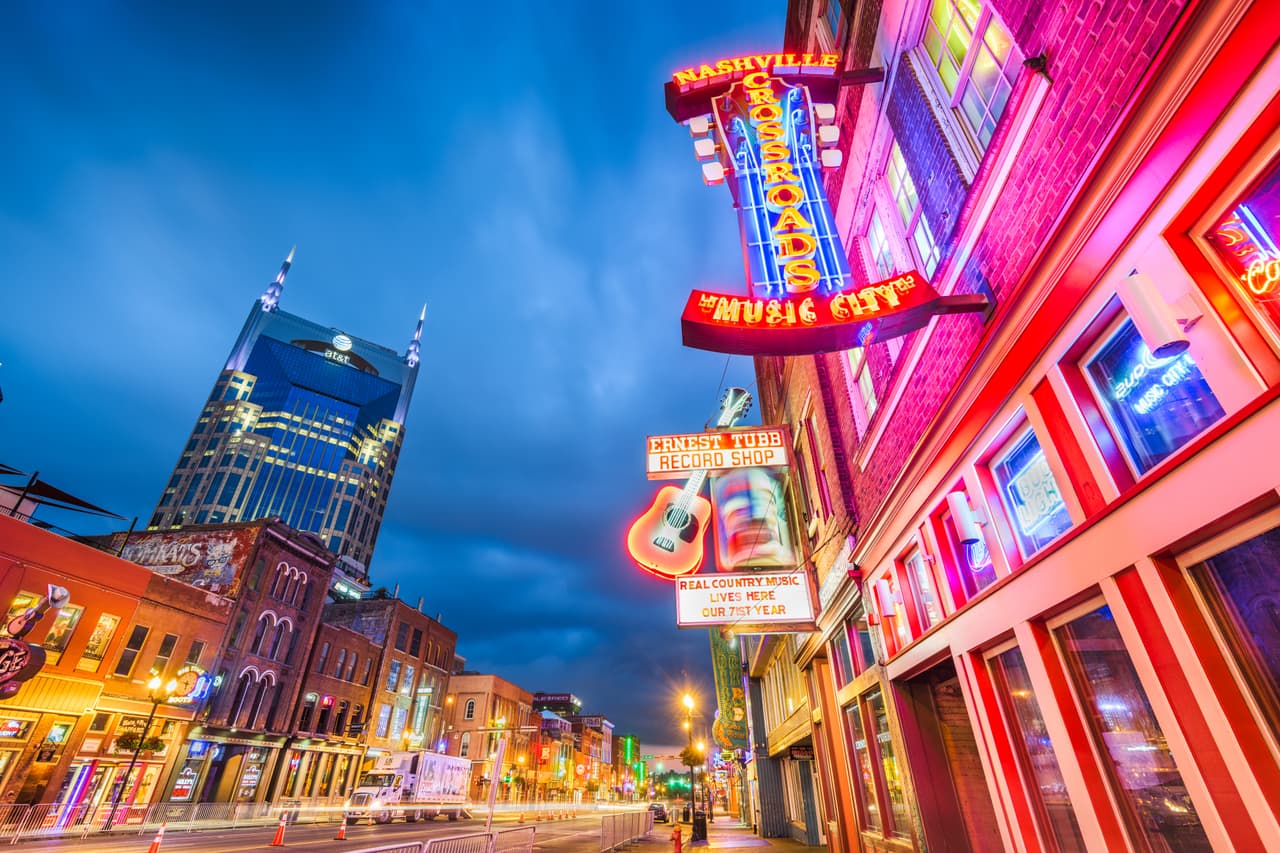 Esta ciudad de la sureña Tennessee da una sensación de pueblo pequeño, sin embargo es posible que un fin de semana no sea suficiente para conocerla completamente. El distrito de Music City (en la foto) es conocido por sus legendarios bares musicales, pero la ciudad también es reconocida por sus destacados restaurantes de carnes. Debe conocer un pedazo de la historia de Nashville: la imprenta Hatch Show, que ha estado creando carteles de espectáculos durante más de 140 años