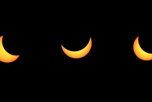 Estas tres fotos muestran el progreso del eclipse solar en Estrasburgo, al este de Francia.