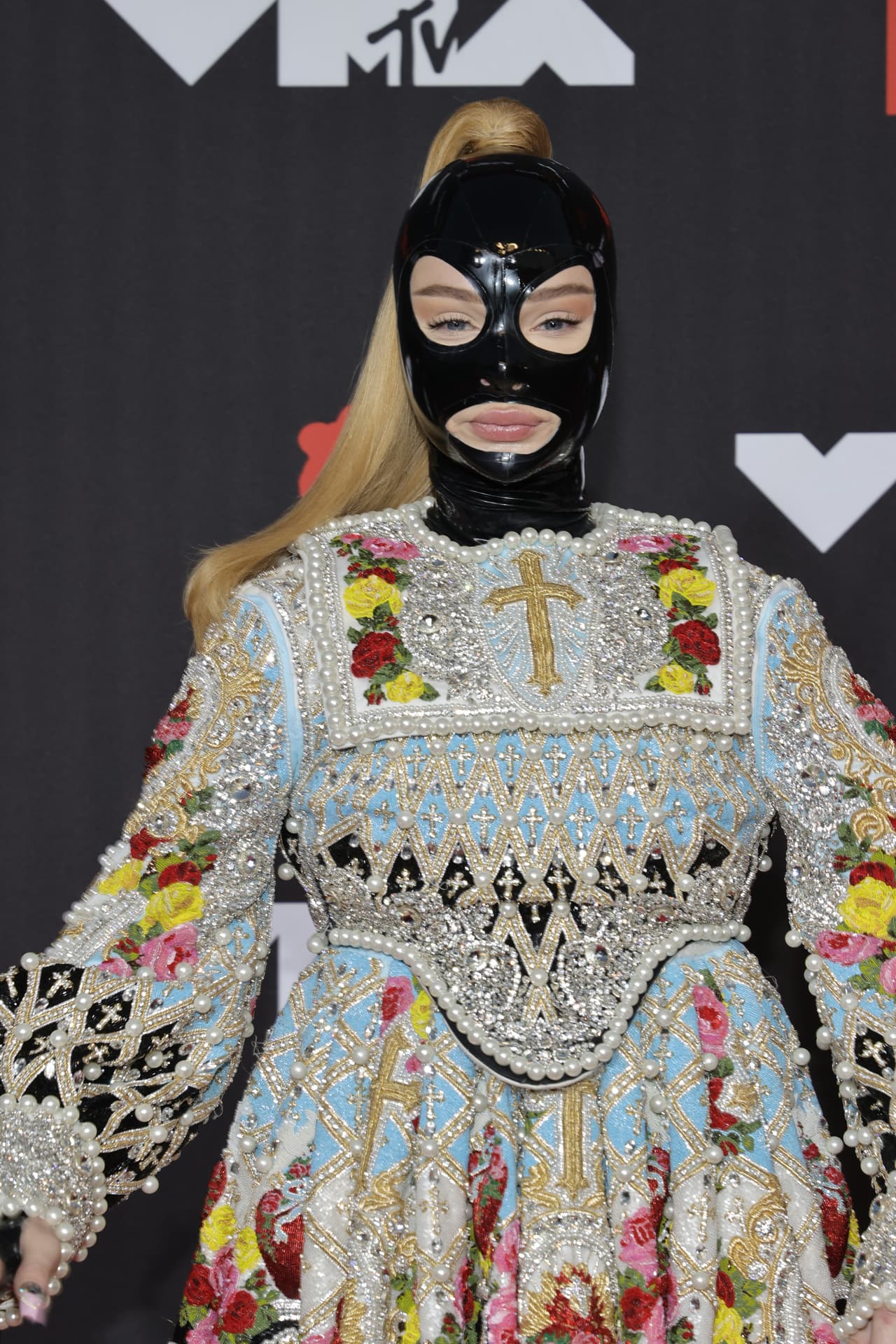 La cantante alemana Kim Petras no pasó desapercibida con su body negro de látex, que la cubrió de pies a cabeza y su minivestido bordado con flores, cruces y detalles en oro y perlas.