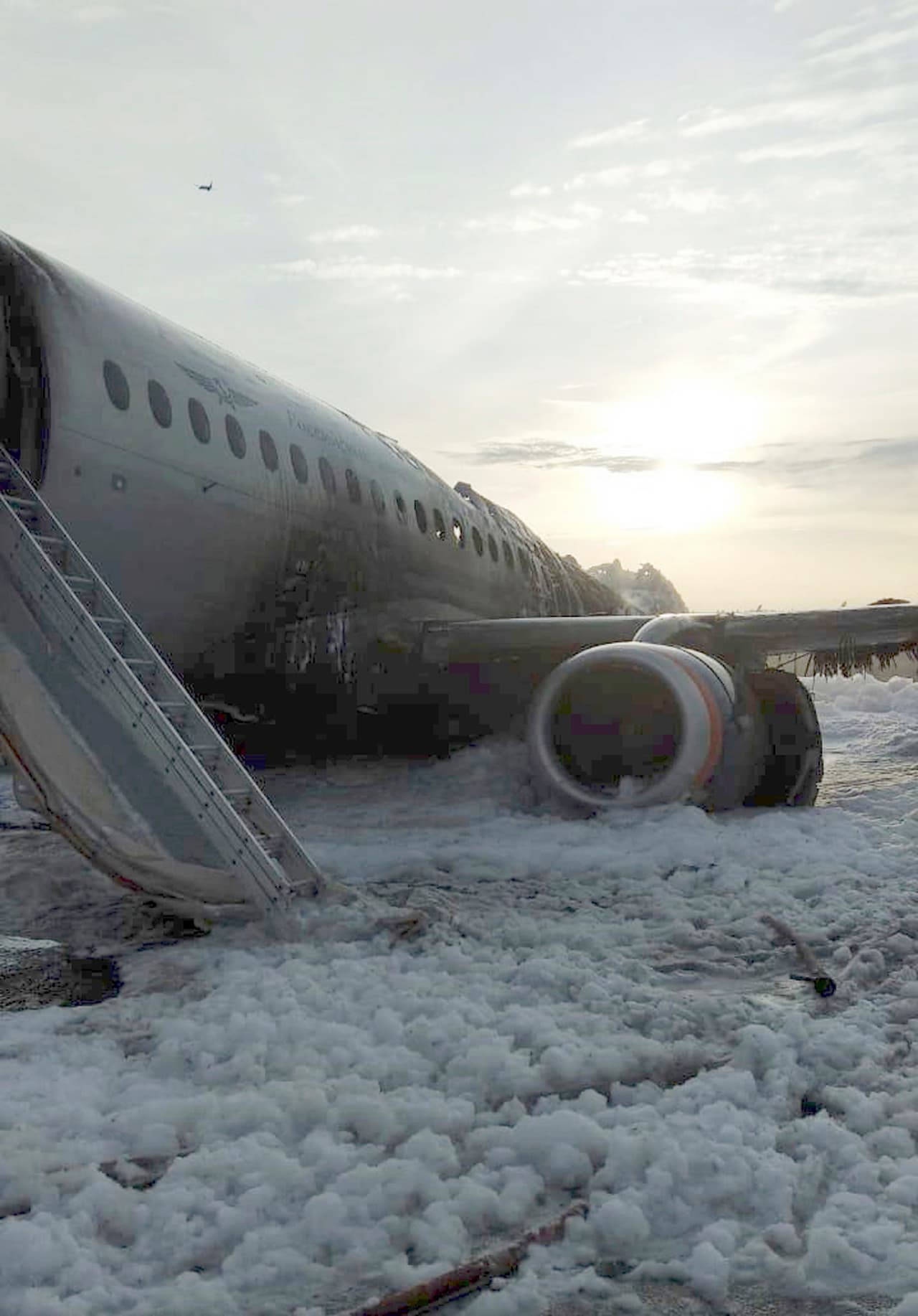 El avión Sukhoi Superjet 100 de Aeroflot Airlines está cubierto de espuma ignífuga después de un aterrizaje de emergencia en el aeropuerto de Sheremetyevo en Moscú, Rusia(Moscow News Agency photo via AP)