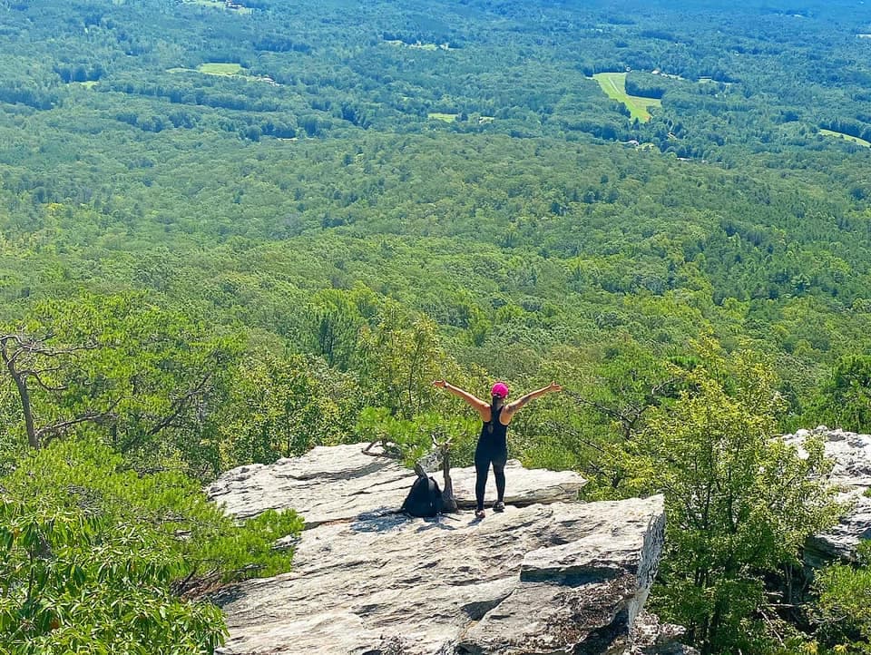 Conoce más sobre el parque, 
<b><a href="https://www.ncparks.gov/state-parks/hanging-rock-state-park">aquí</a></b>.